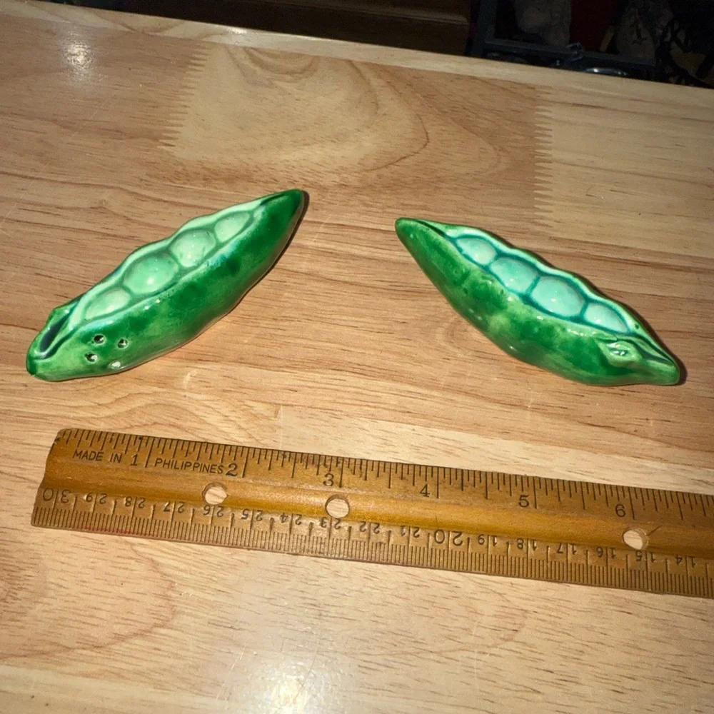 Green Pea Pod salt and pepper shakers vintage Japan